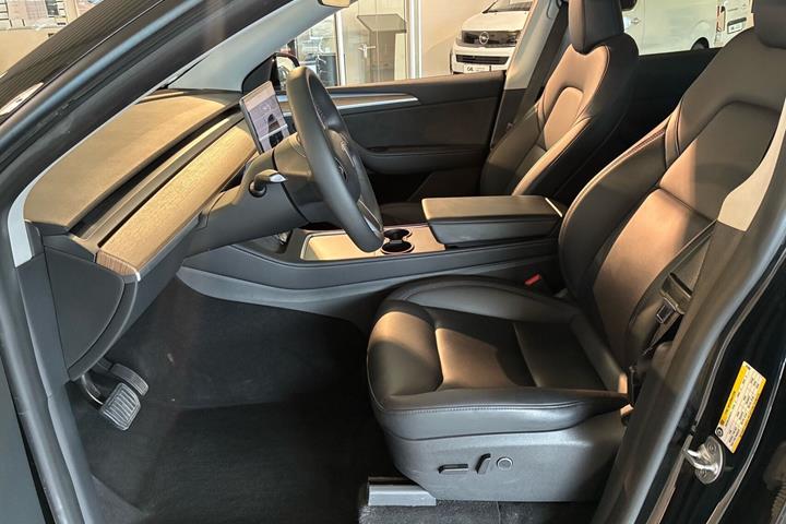 Sort Tesla Model Y fra 2023