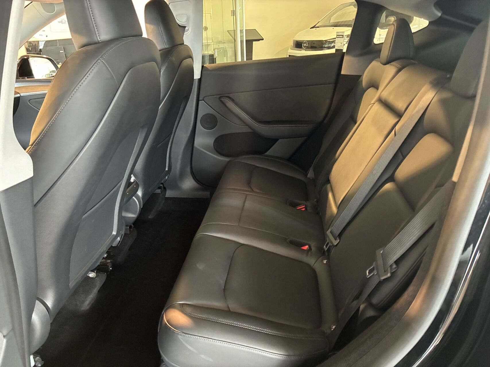 Sort Tesla Model Y fra 2023