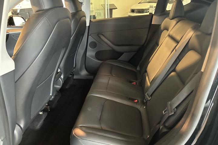 Sort Tesla Model Y fra 2023