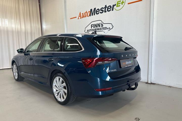 Blå Skoda Octavia fra 2021