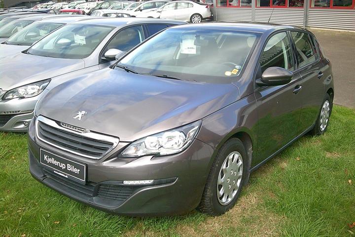 Gul Peugeot 308 fra 2014 set udefra