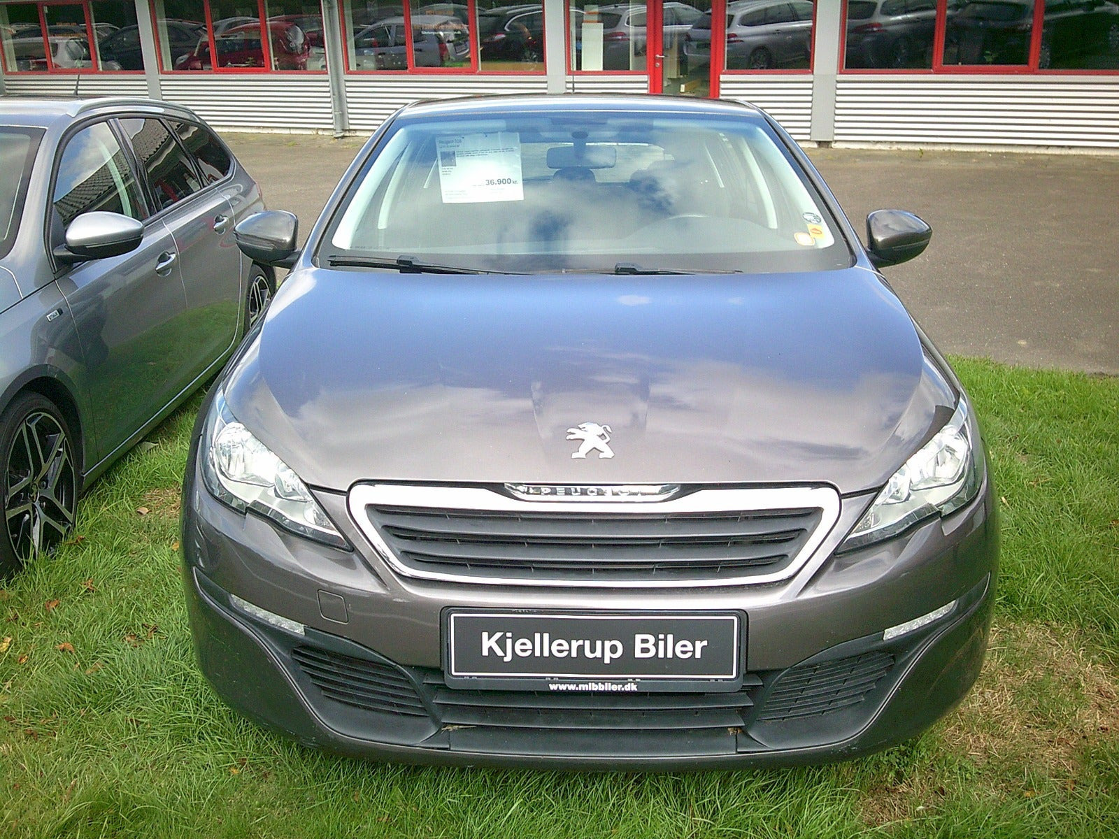 Gul Peugeot 308 fra 2014