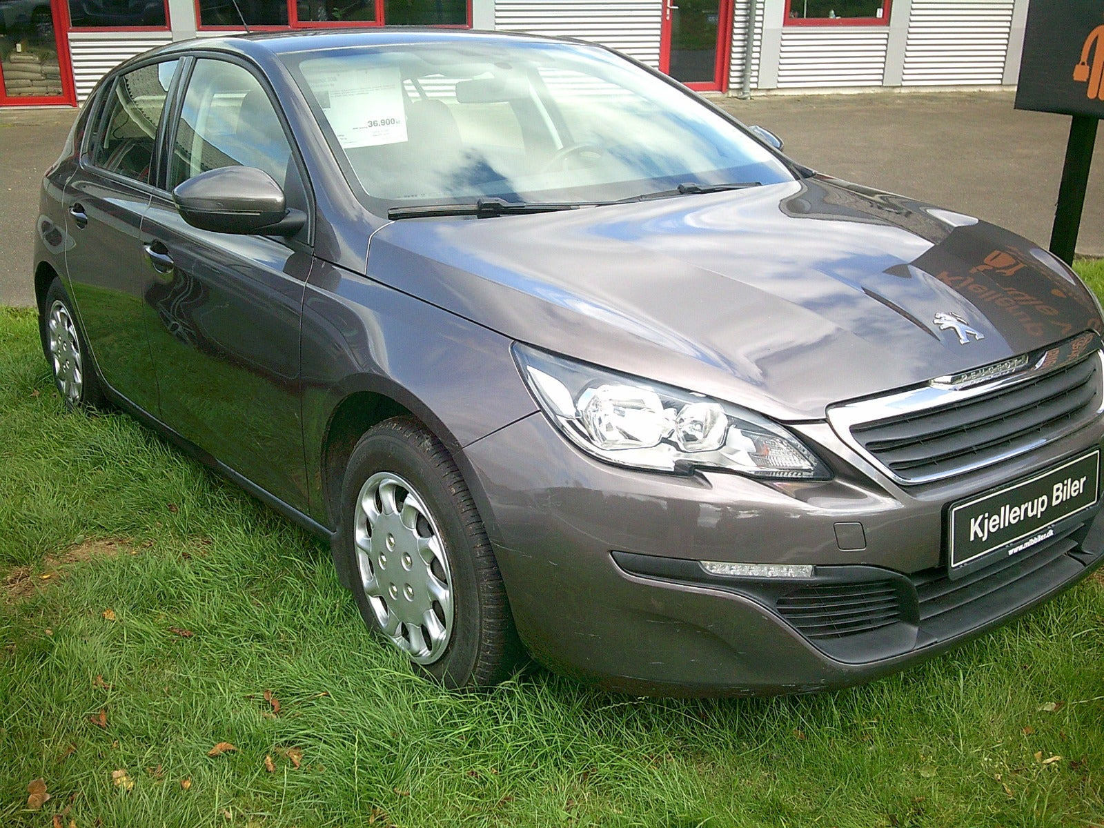 Gul Peugeot 308 fra 2014