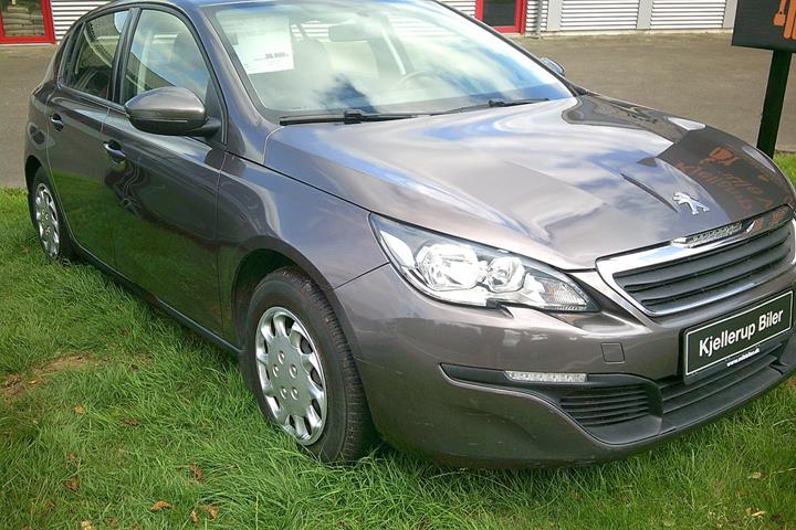 Gul Peugeot 308 fra 2014