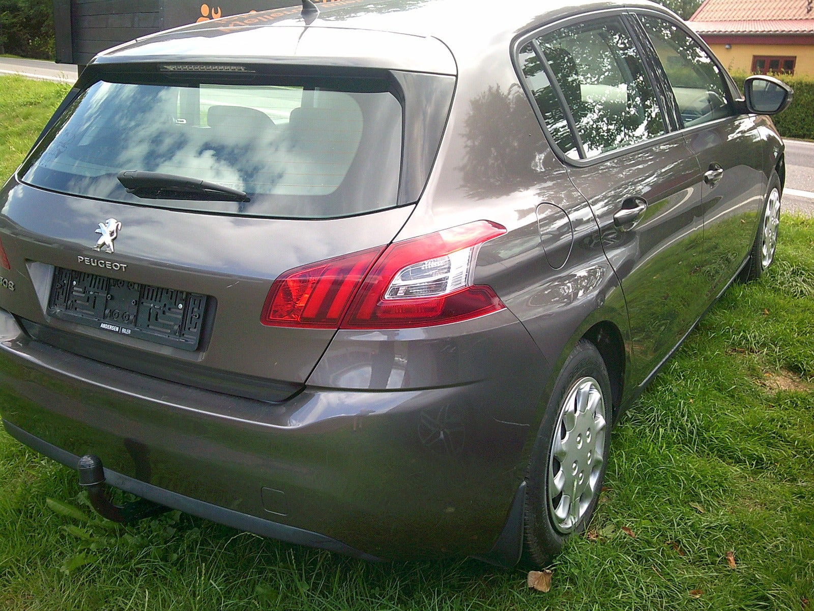 Gul Peugeot 308 fra 2014