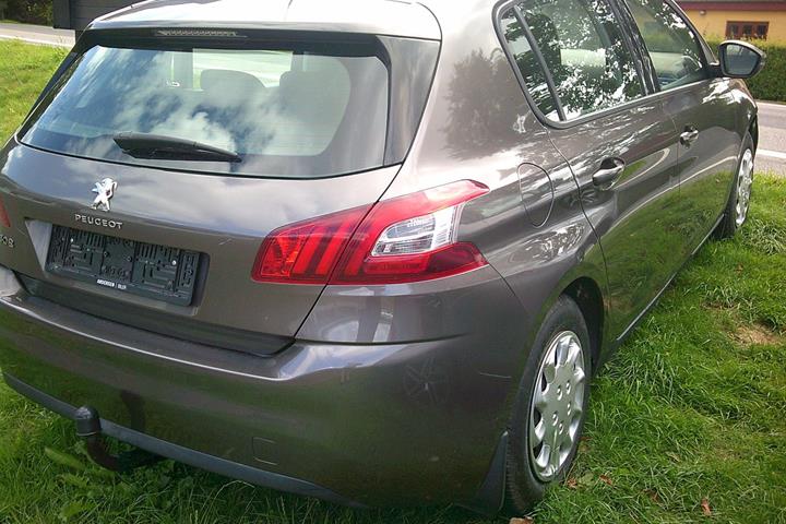 Gul Peugeot 308 fra 2014