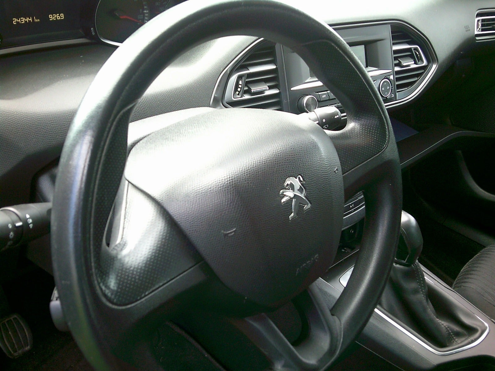 Gul Peugeot 308 fra 2014