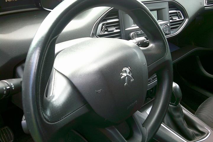 Gul Peugeot 308 fra 2014