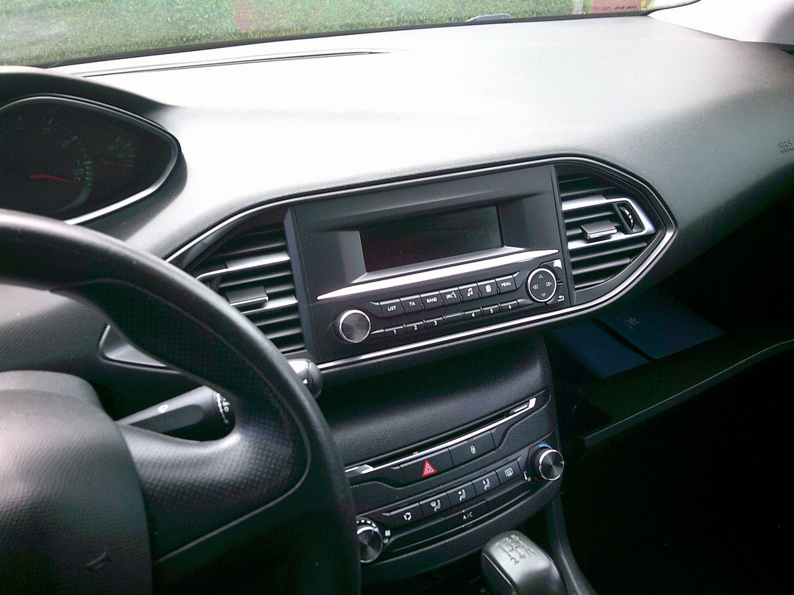 Gul Peugeot 308 fra 2014