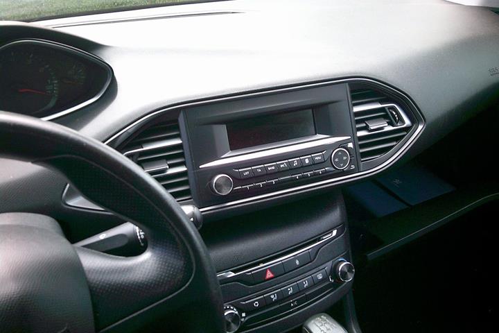 Gul Peugeot 308 fra 2014