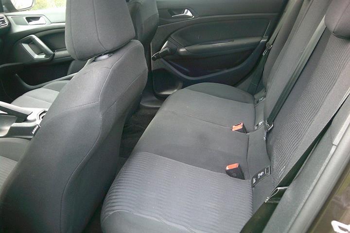 Gul Peugeot 308 fra 2014
