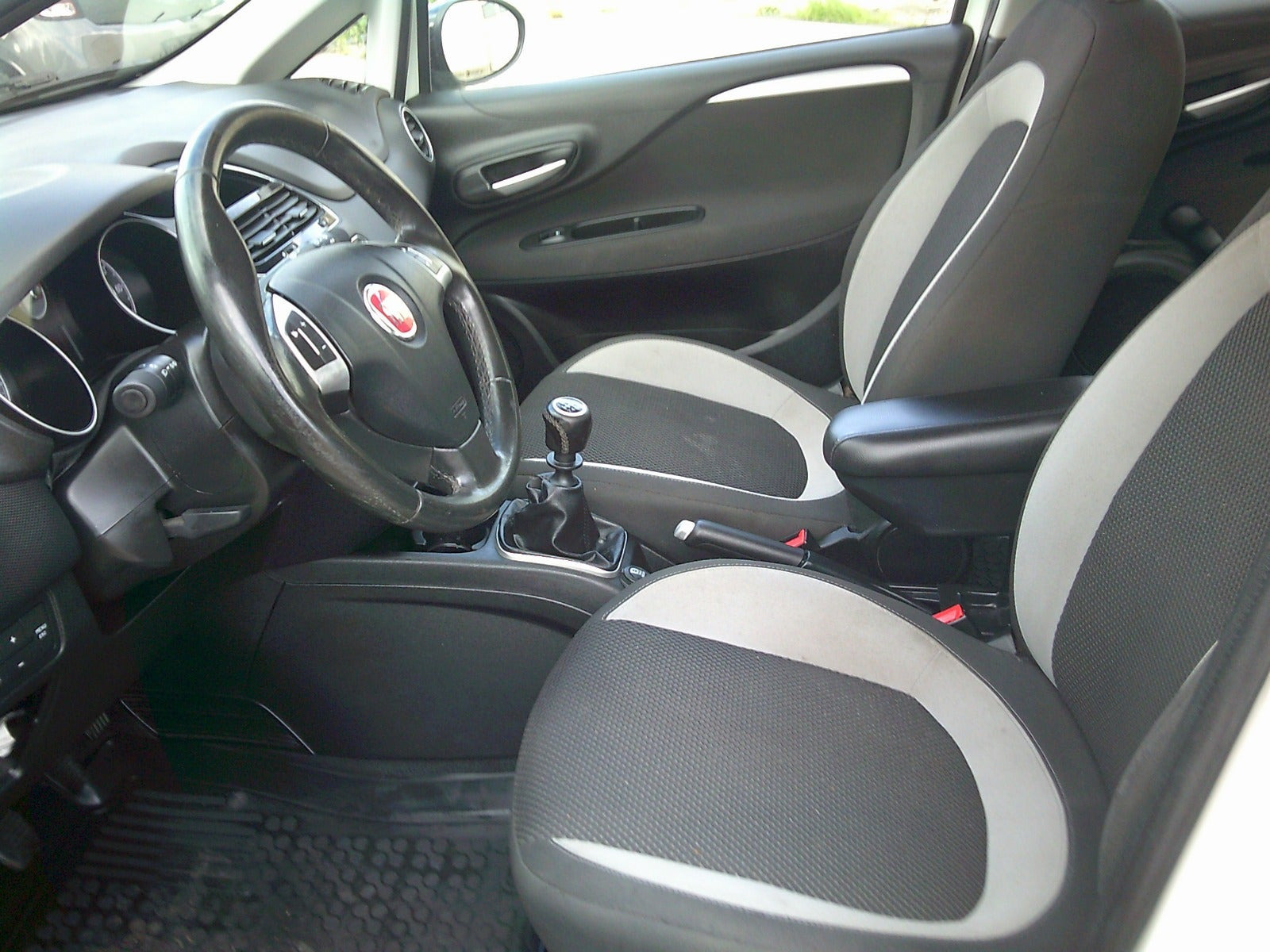 Gul Fiat Punto fra 2012