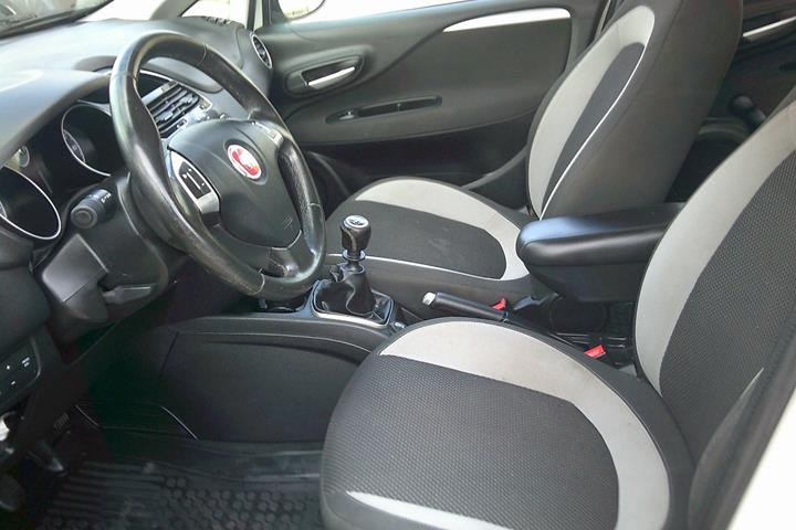 Gul Fiat Punto fra 2012