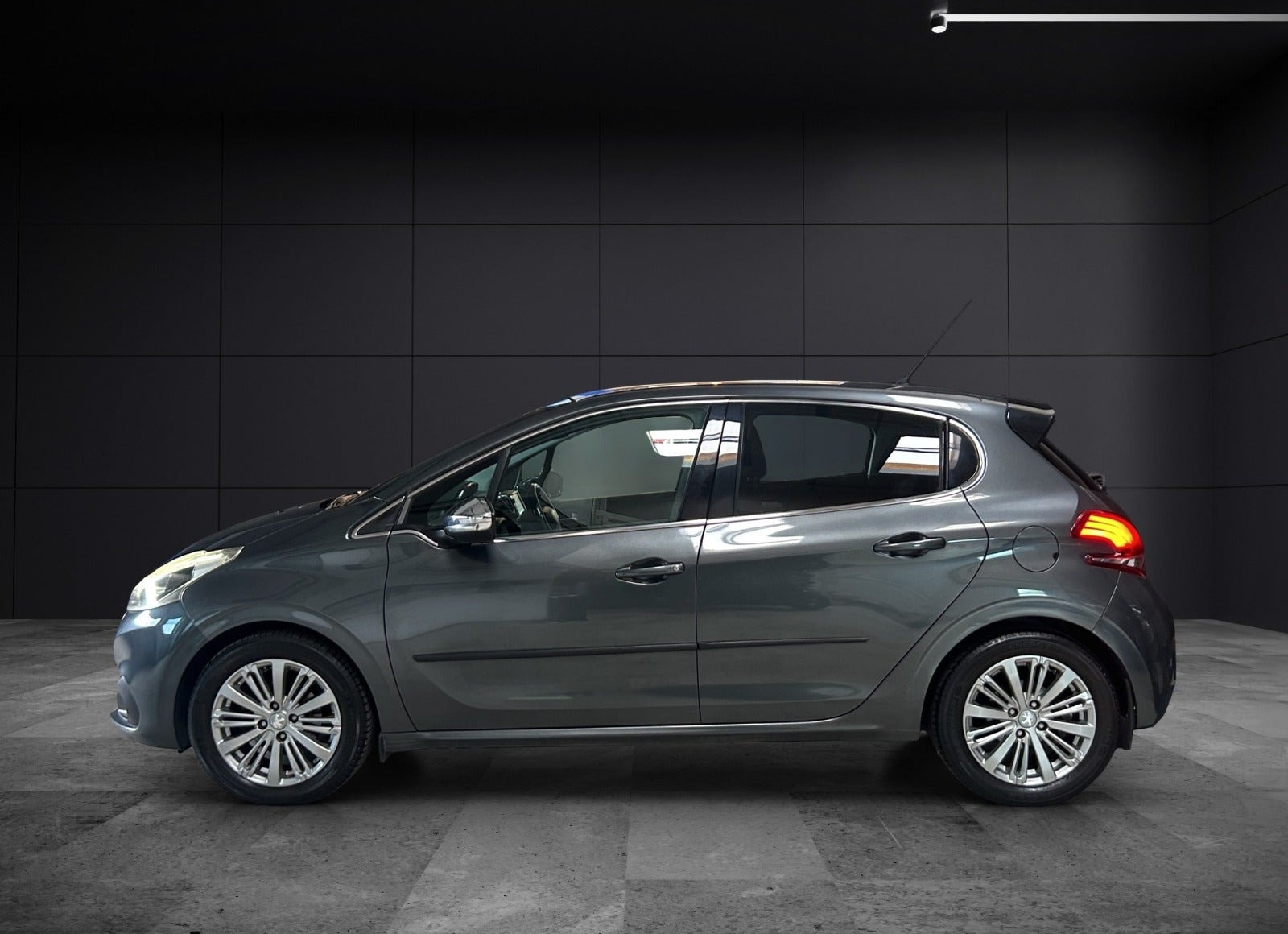 Grå Peugeot 208 fra 2015
