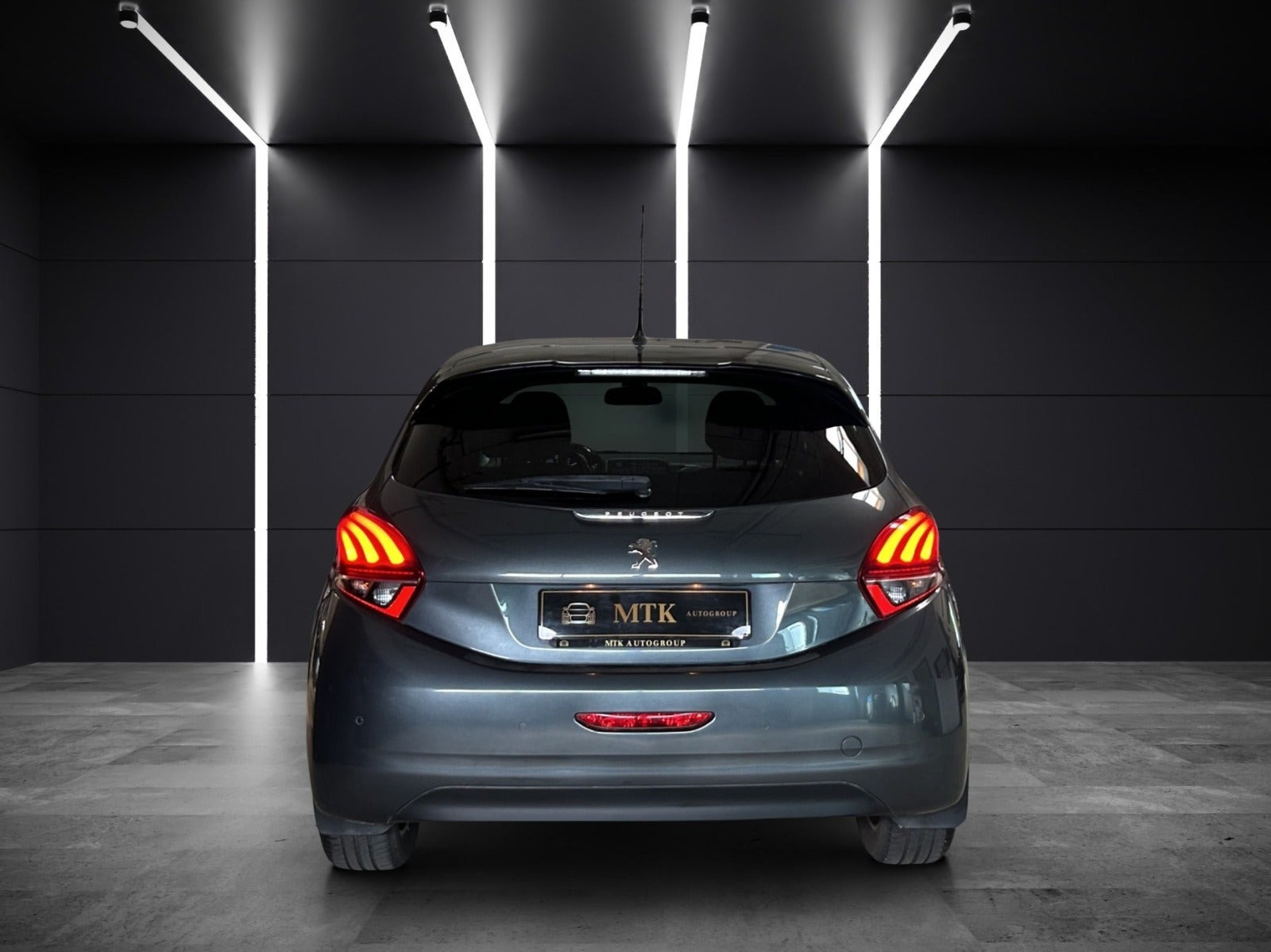Grå Peugeot 208 fra 2015