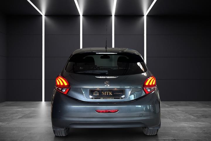 Grå Peugeot 208 fra 2015