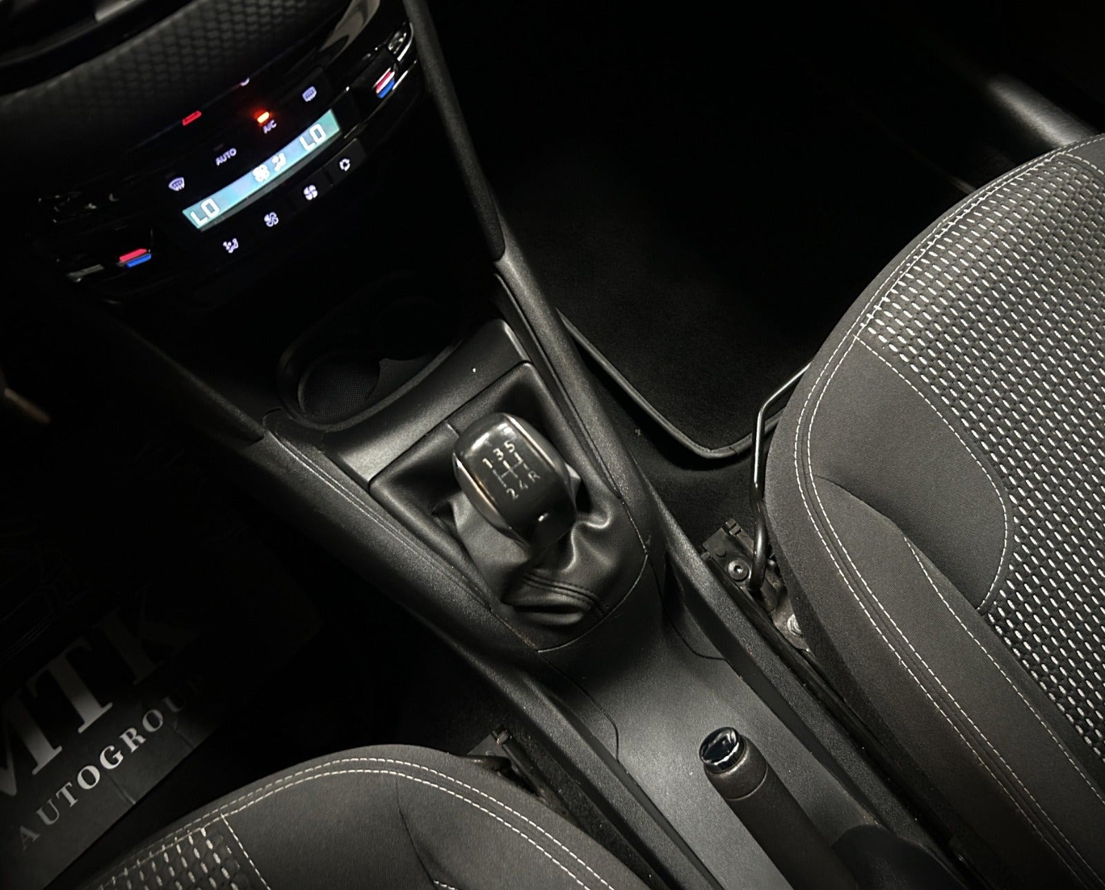 Grå Peugeot 208 fra 2015