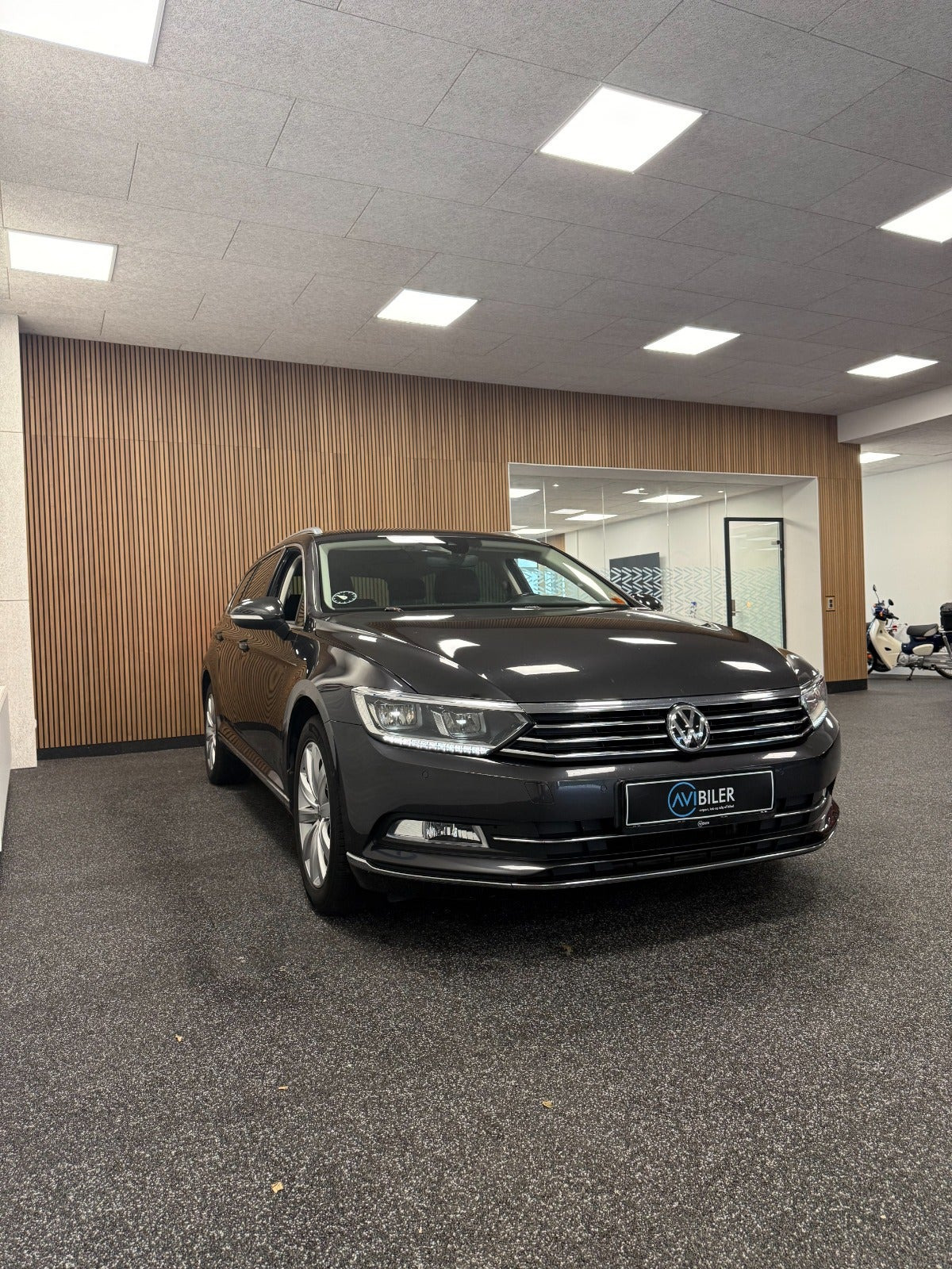 Grå VW Passat fra 2020