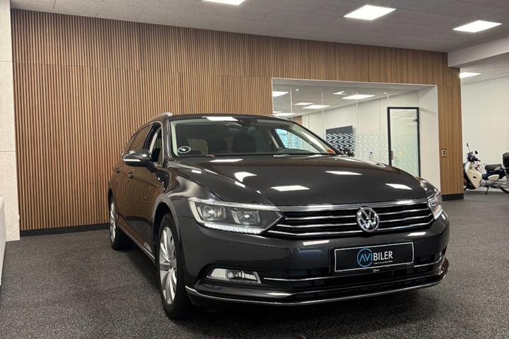 Grå VW Passat fra 2020