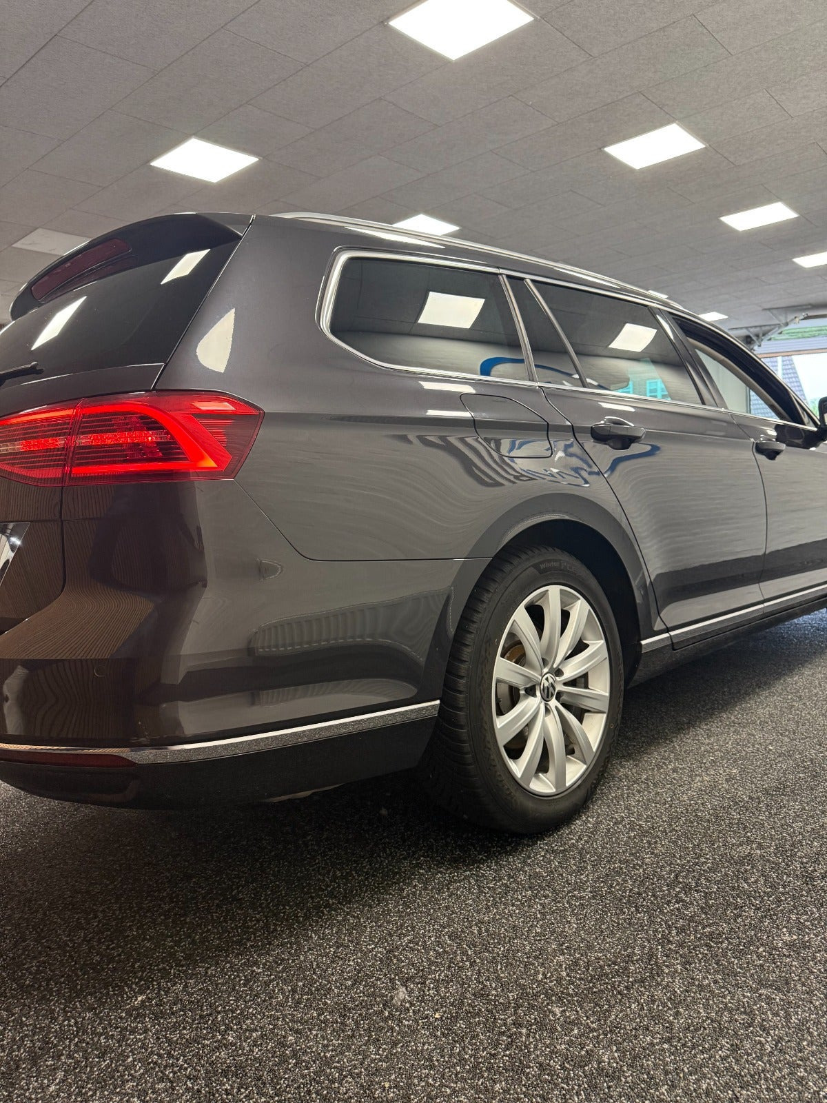 Grå VW Passat fra 2020