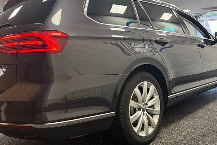 Grå VW Passat fra 2020