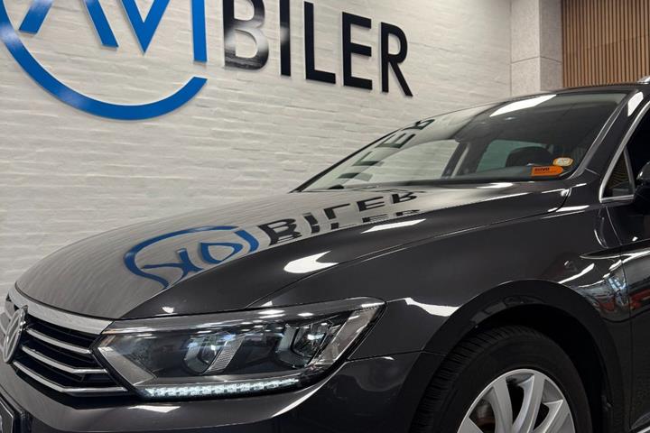 Grå VW Passat fra 2020