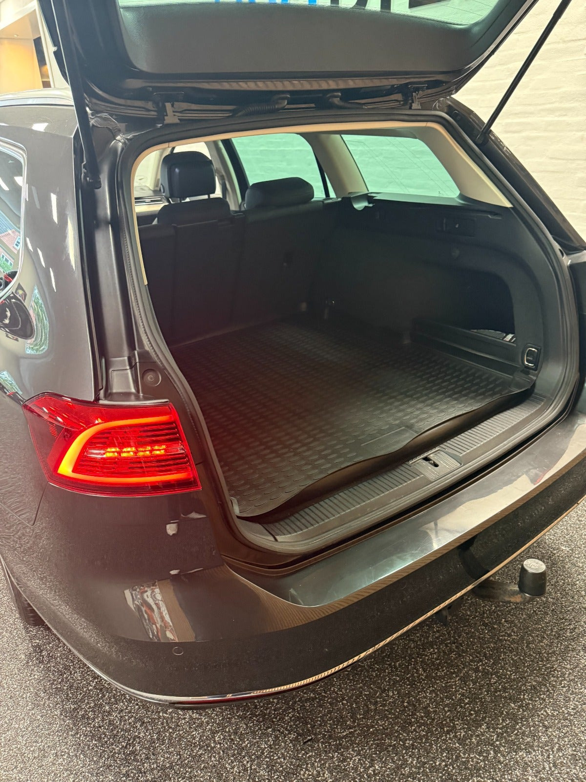 Grå VW Passat fra 2020