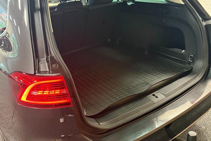 Grå VW Passat fra 2020