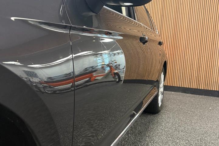 Grå VW Passat fra 2020