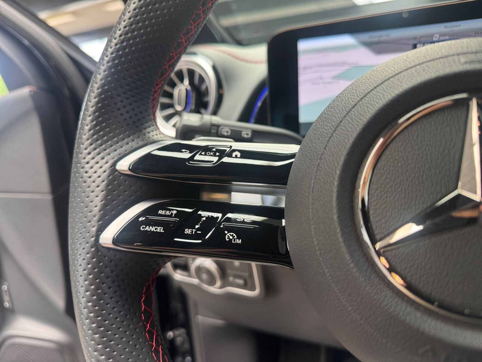 Sort Mercedes EQB250+ fra 2025