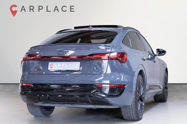 Grå Audi Q8 e-tron fra 2024