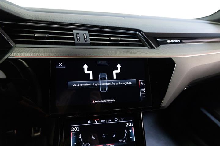Grå Audi Q8 e-tron fra 2024