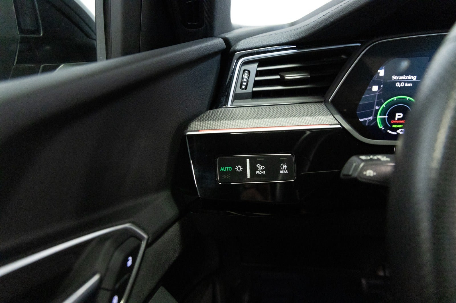 Grå Audi Q8 e-tron fra 2024