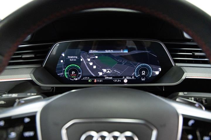 Grå Audi Q8 e-tron fra 2024