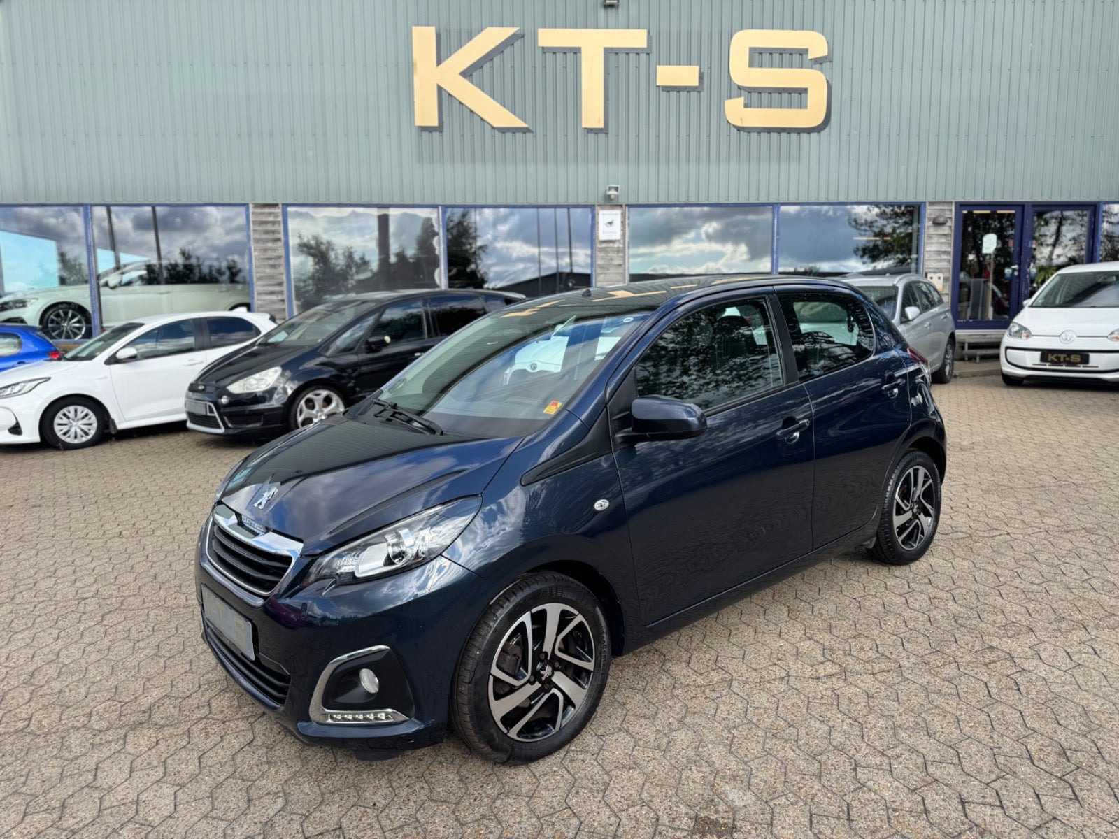 Blå Peugeot 108 fra 2017