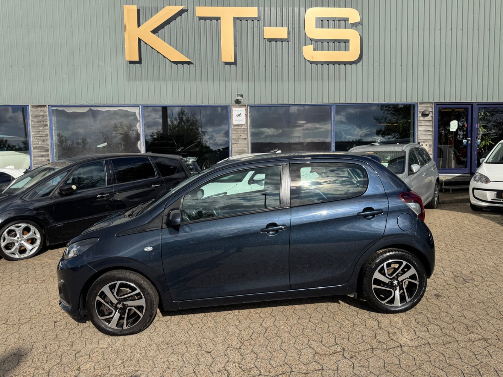 Blå Peugeot 108 fra 2017