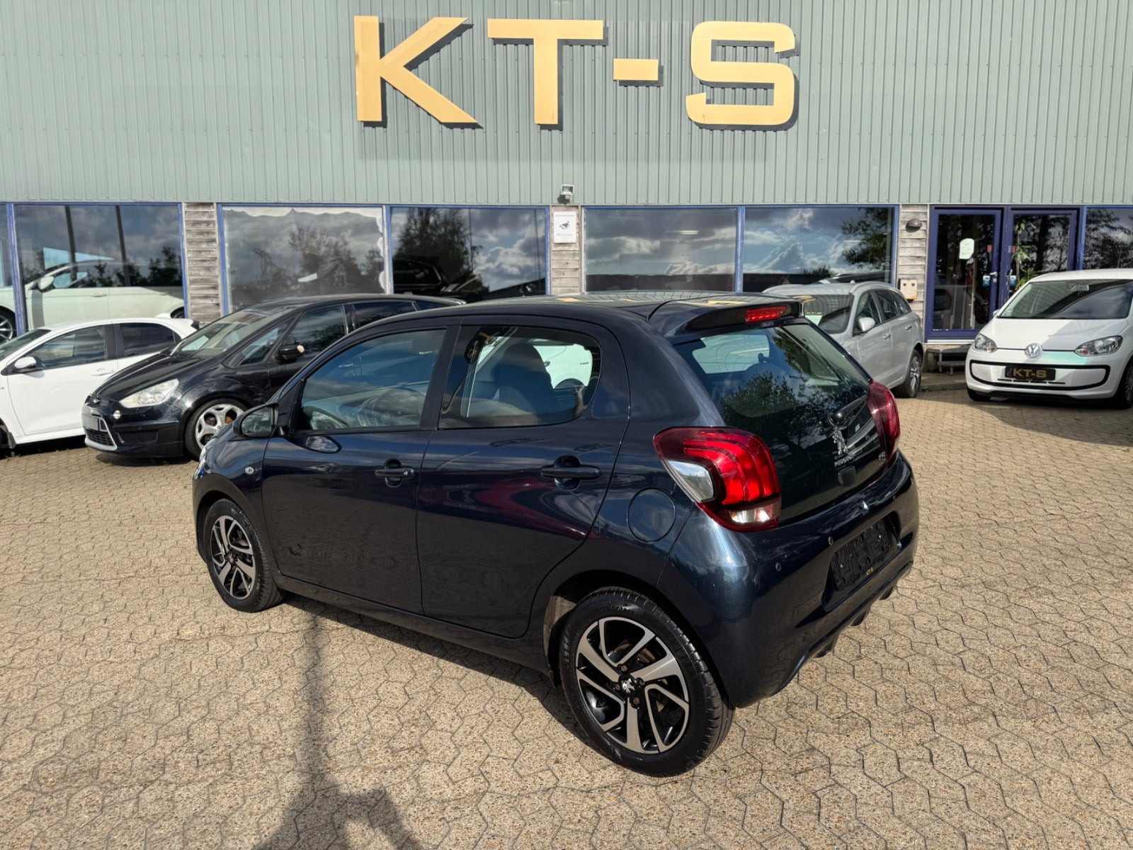 Blå Peugeot 108 fra 2017