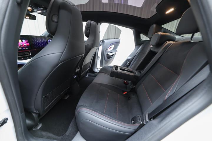 Hvid Mercedes CLA250+ fra 2025