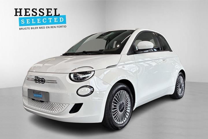 Hvid Fiat 500e fra 2023 set udefra