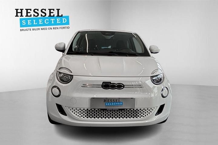 Hvid Fiat 500e fra 2023