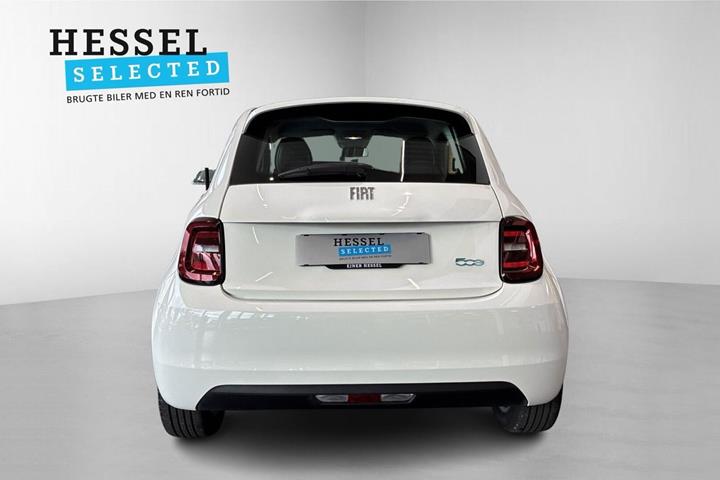 Hvid Fiat 500e fra 2023