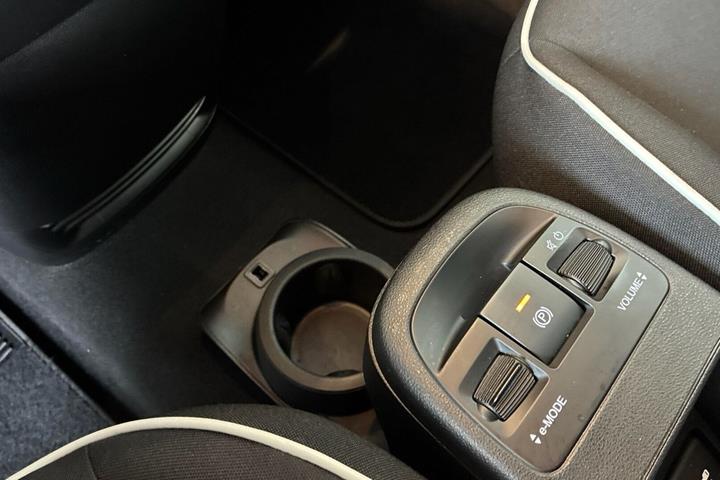 Hvid Fiat 500e fra 2023