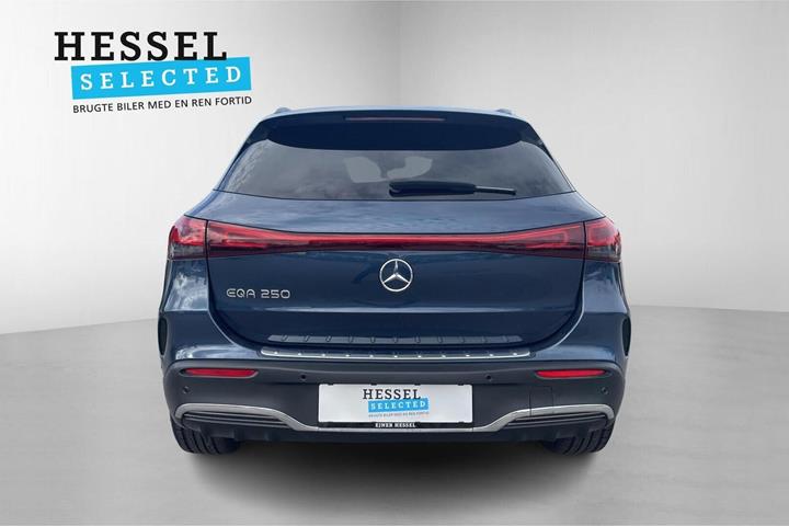 Blå Mercedes EQA250 fra 2022
