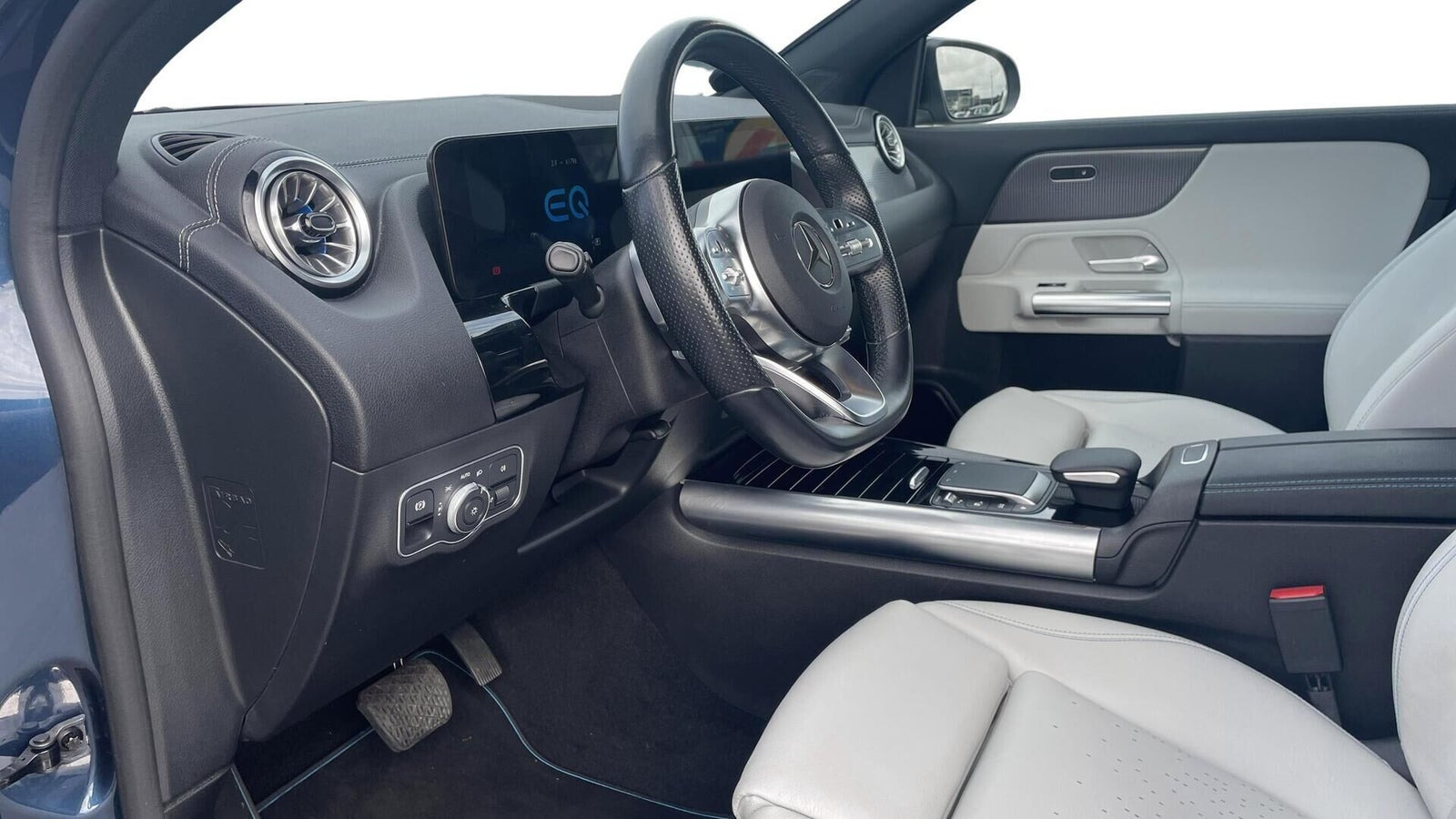 Blå Mercedes EQA250 fra 2022