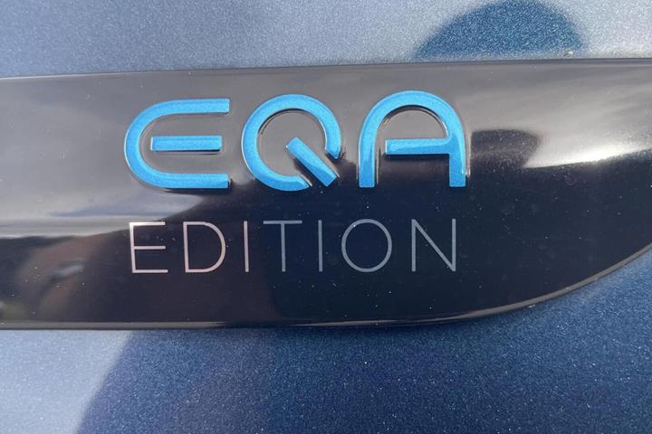 Blå Mercedes EQA250 fra 2022