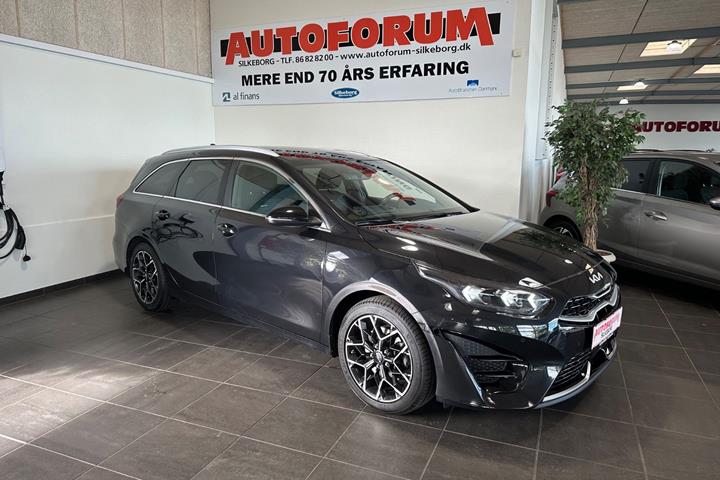 Sort Kia Ceed fra 2024 set udefra