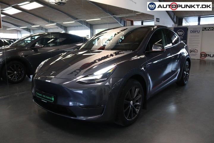 Grå Tesla Model Y fra 2023