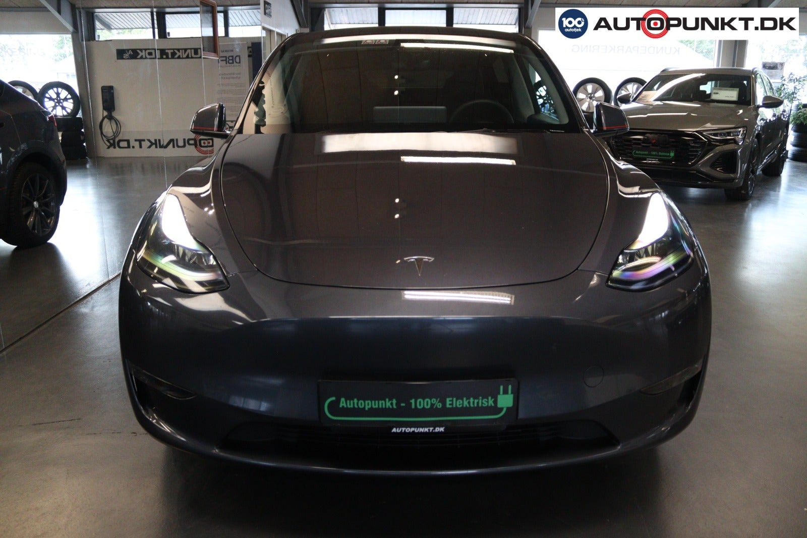 Grå Tesla Model Y fra 2023