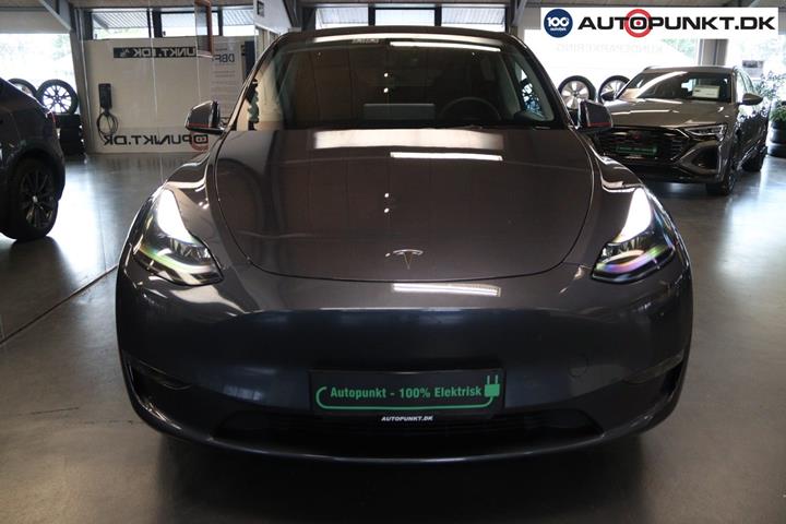 Grå Tesla Model Y fra 2023