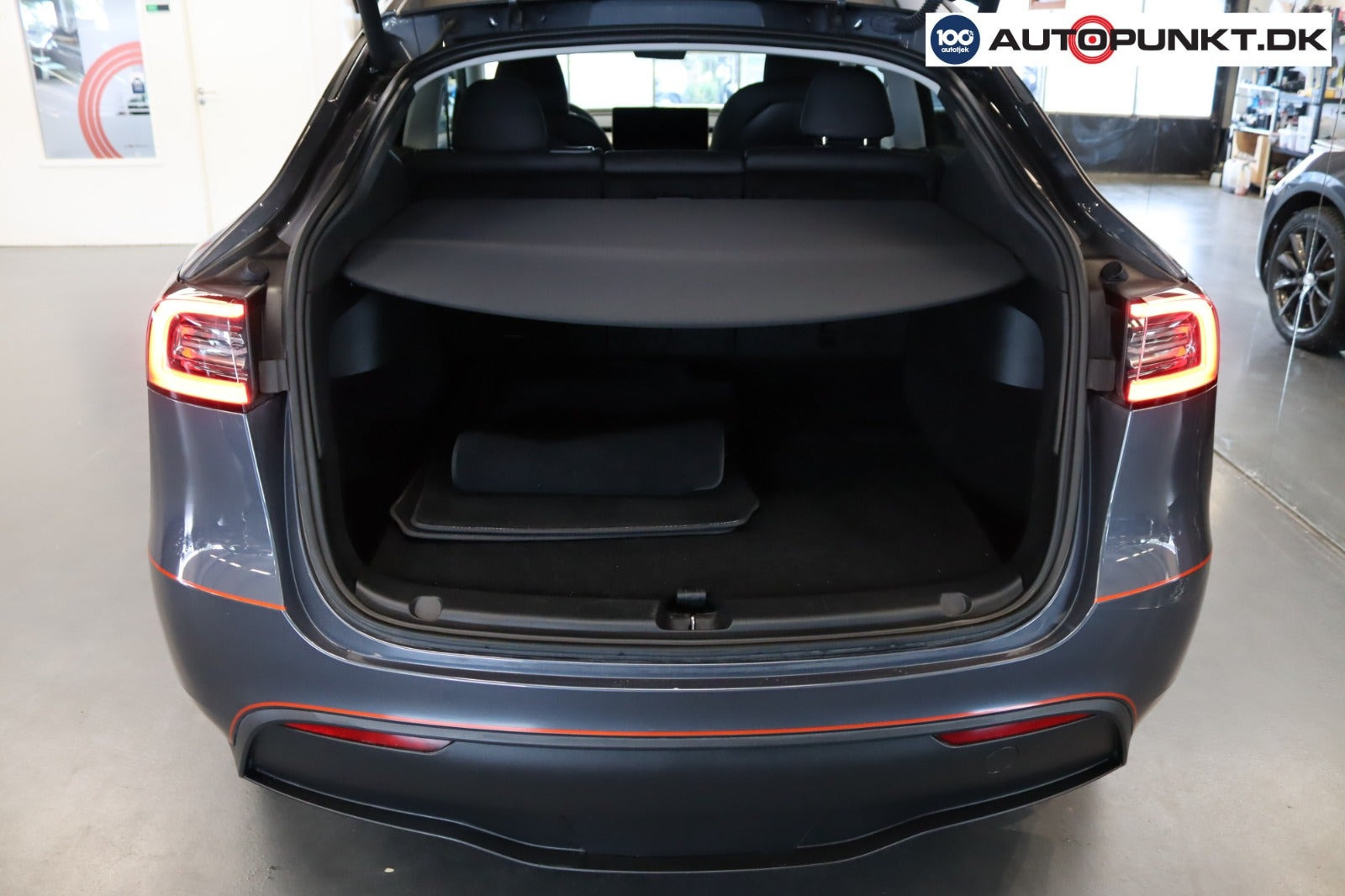 Grå Tesla Model Y fra 2023